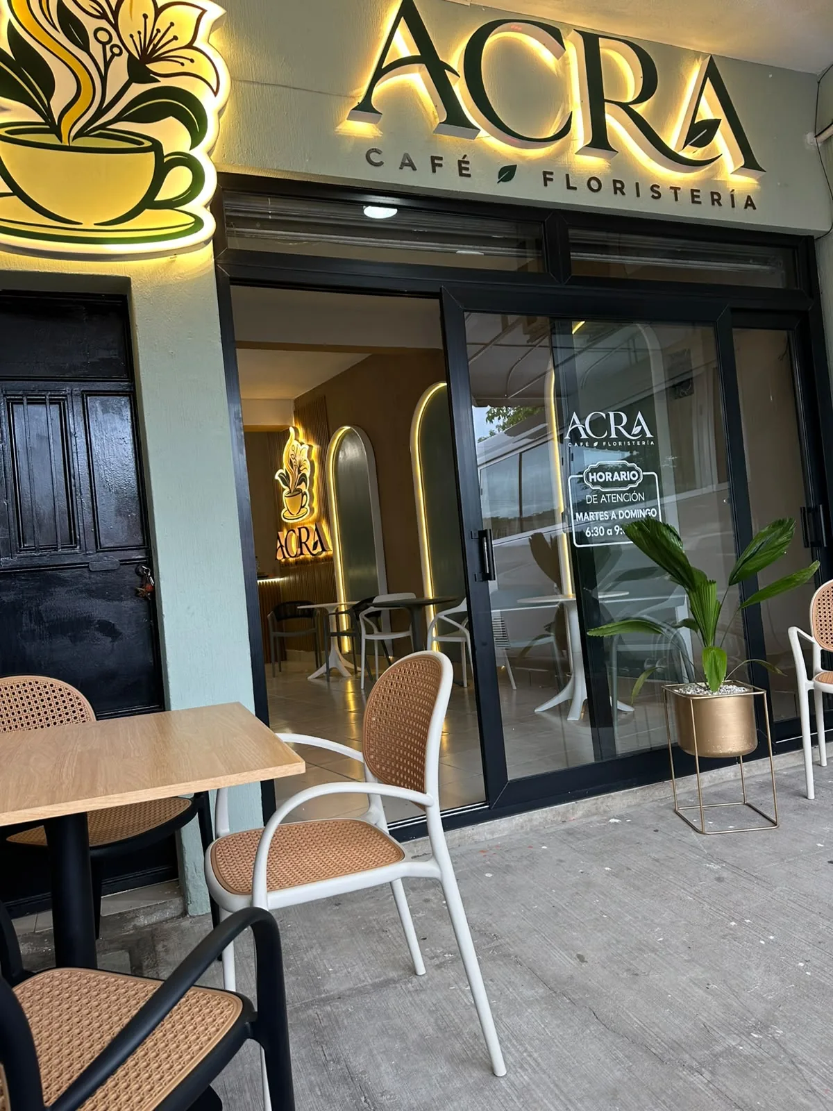 Fachada de ACRA Café y Floristería