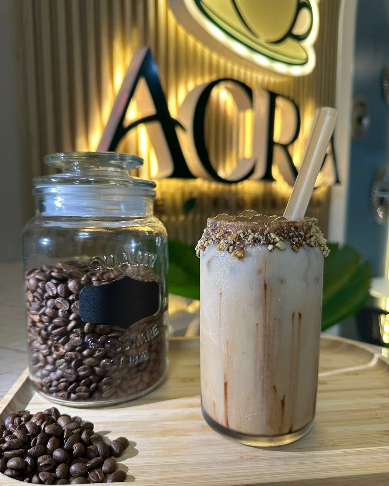 Iced coffee con perlas explosivas de caramelo